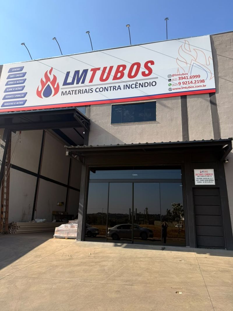 Galpão próprio da LM Tubos no Jardim Imperial, em Goiânia, com o letreiro LM Tubos Materiais Contra Incêndio na fachada